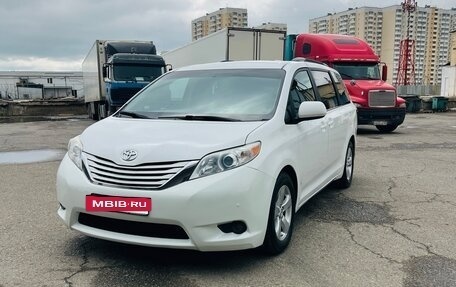Toyota Sienna III, 2017 год, 2 300 000 рублей, 2 фотография