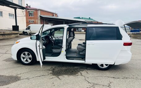 Toyota Sienna III, 2017 год, 2 300 000 рублей, 10 фотография