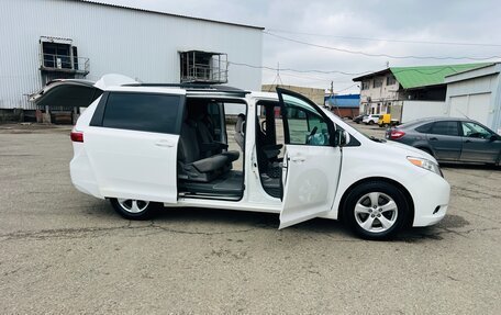 Toyota Sienna III, 2017 год, 2 300 000 рублей, 11 фотография