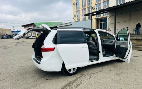 Toyota Sienna III, 2017 год, 2 300 000 рублей, 12 фотография