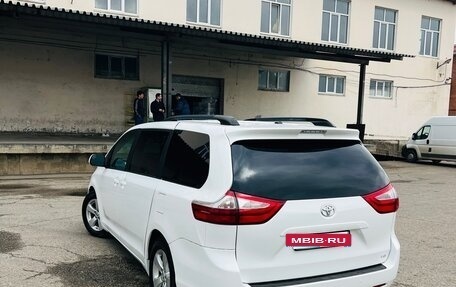 Toyota Sienna III, 2017 год, 2 300 000 рублей, 5 фотография