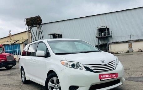 Toyota Sienna III, 2017 год, 2 300 000 рублей, 8 фотография