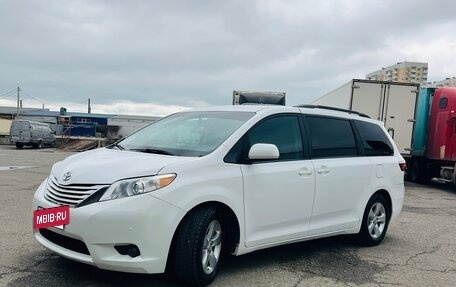 Toyota Sienna III, 2017 год, 2 300 000 рублей, 4 фотография