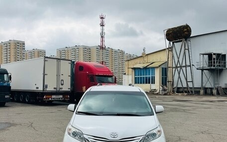 Toyota Sienna III, 2017 год, 2 300 000 рублей, 3 фотография