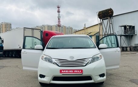Toyota Sienna III, 2017 год, 2 300 000 рублей, 9 фотография