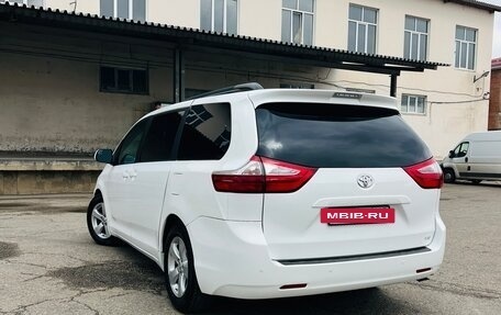 Toyota Sienna III, 2017 год, 2 300 000 рублей, 6 фотография