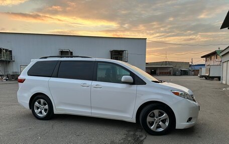 Toyota Sienna III, 2017 год, 2 300 000 рублей, 19 фотография