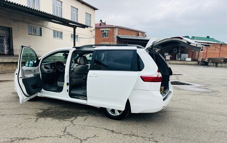 Toyota Sienna III, 2017 год, 2 300 000 рублей, 13 фотография