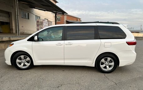 Toyota Sienna III, 2017 год, 2 300 000 рублей, 24 фотография