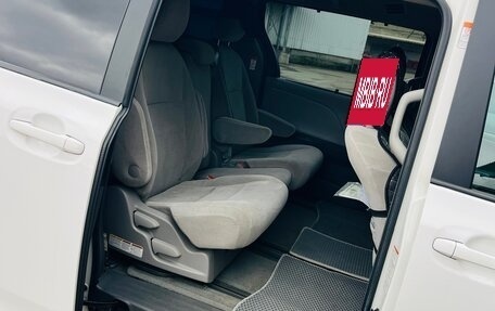 Toyota Sienna III, 2017 год, 2 300 000 рублей, 14 фотография