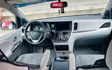 Toyota Sienna III, 2017 год, 2 300 000 рублей, 16 фотография