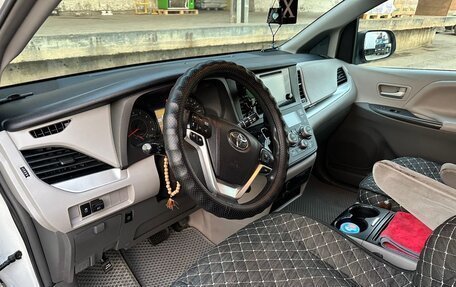 Toyota Sienna III, 2017 год, 2 300 000 рублей, 28 фотография