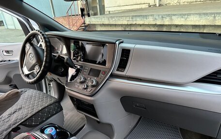 Toyota Sienna III, 2017 год, 2 300 000 рублей, 34 фотография
