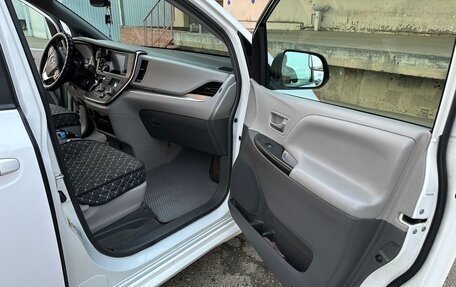 Toyota Sienna III, 2017 год, 2 300 000 рублей, 33 фотография