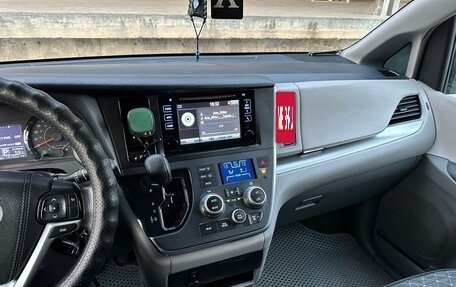Toyota Sienna III, 2017 год, 2 300 000 рублей, 38 фотография