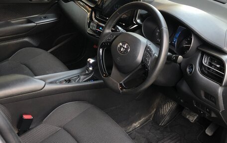 Toyota C-HR I рестайлинг, 2017 год, 1 880 000 рублей, 12 фотография