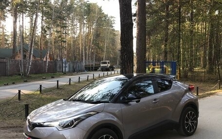 Toyota C-HR I рестайлинг, 2017 год, 1 880 000 рублей, 10 фотография