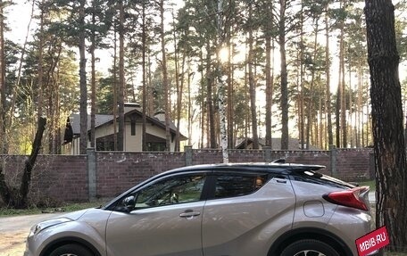 Toyota C-HR I рестайлинг, 2017 год, 1 880 000 рублей, 9 фотография