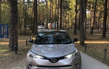 Toyota C-HR I рестайлинг, 2017 год, 1 880 000 рублей, 11 фотография