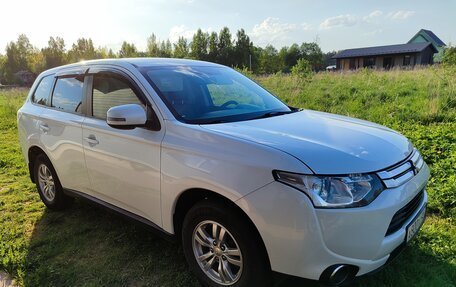 Mitsubishi Outlander III рестайлинг 3, 2014 год, 1 395 000 рублей, 2 фотография