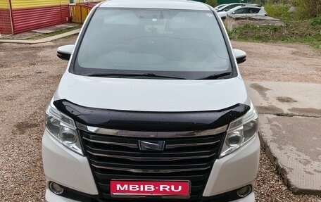 Toyota Noah III, 2014 год, 1 740 000 рублей, 1 фотография