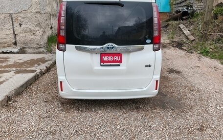 Toyota Noah III, 2014 год, 1 740 000 рублей, 3 фотография