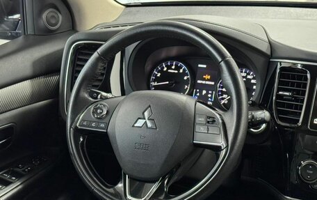 Mitsubishi Outlander III рестайлинг 3, 2018 год, 2 250 000 рублей, 10 фотография