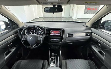 Mitsubishi Outlander III рестайлинг 3, 2018 год, 2 250 000 рублей, 9 фотография