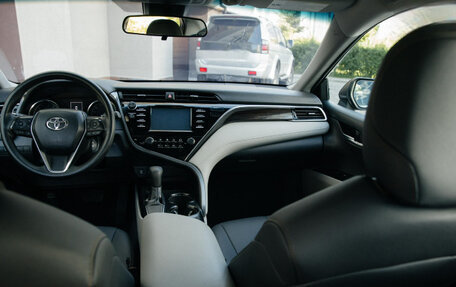 Toyota Camry, 2018 год, 2 320 000 рублей, 11 фотография