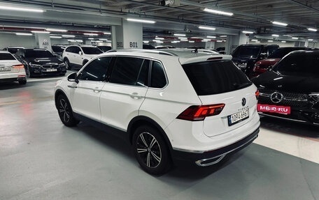 Volkswagen Tiguan II, 2023 год, 2 700 000 рублей, 4 фотография