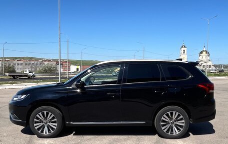 Mitsubishi Outlander III рестайлинг 3, 2022 год, 2 800 000 рублей, 6 фотография