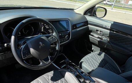 Mitsubishi Outlander III рестайлинг 3, 2022 год, 2 800 000 рублей, 10 фотография