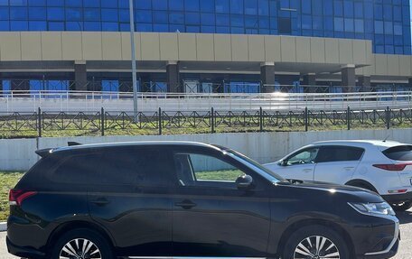 Mitsubishi Outlander III рестайлинг 3, 2022 год, 2 800 000 рублей, 7 фотография