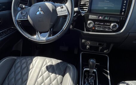 Mitsubishi Outlander III рестайлинг 3, 2022 год, 2 800 000 рублей, 9 фотография
