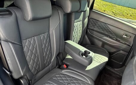 Mitsubishi Outlander III рестайлинг 3, 2022 год, 2 800 000 рублей, 11 фотография
