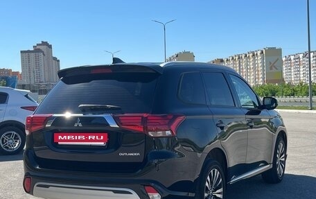 Mitsubishi Outlander III рестайлинг 3, 2022 год, 2 800 000 рублей, 2 фотография