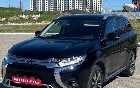 Mitsubishi Outlander III рестайлинг 3, 2022 год, 2 800 000 рублей, 5 фотография