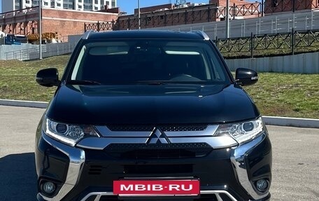 Mitsubishi Outlander III рестайлинг 3, 2022 год, 2 800 000 рублей, 3 фотография