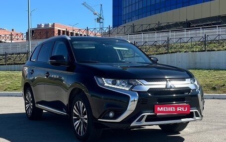 Mitsubishi Outlander III рестайлинг 3, 2022 год, 2 800 000 рублей, 4 фотография
