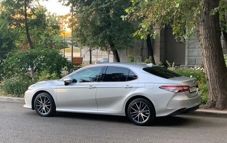 Toyota Camry, 2021 год, 3 200 000 рублей, 8 фотография