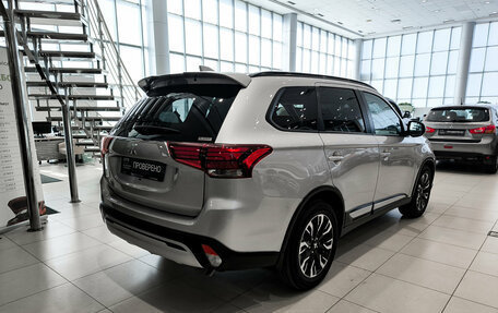 Mitsubishi Outlander III рестайлинг 3, 2022 год, 3 170 000 рублей, 5 фотография