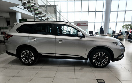 Mitsubishi Outlander III рестайлинг 3, 2022 год, 3 170 000 рублей, 4 фотография