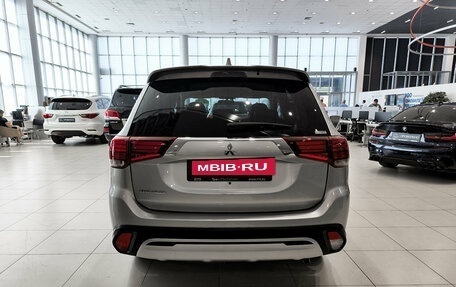 Mitsubishi Outlander III рестайлинг 3, 2022 год, 3 170 000 рублей, 6 фотография
