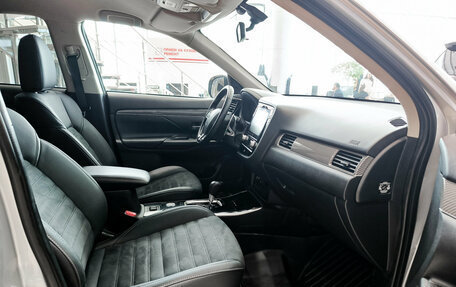 Mitsubishi Outlander III рестайлинг 3, 2022 год, 3 170 000 рублей, 11 фотография