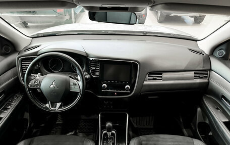 Mitsubishi Outlander III рестайлинг 3, 2022 год, 3 170 000 рублей, 14 фотография