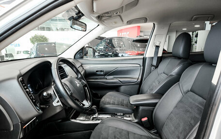 Mitsubishi Outlander III рестайлинг 3, 2022 год, 3 170 000 рублей, 16 фотография