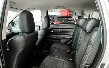 Mitsubishi Outlander III рестайлинг 3, 2022 год, 3 170 000 рублей, 12 фотография