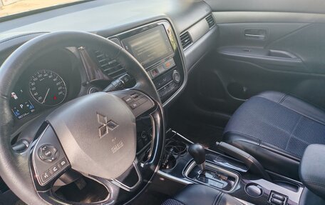 Mitsubishi Outlander III рестайлинг 3, 2018 год, 2 150 000 рублей, 3 фотография