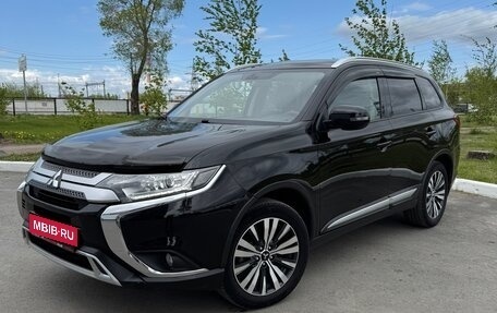 Mitsubishi Outlander III рестайлинг 3, 2020 год, 2 550 000 рублей, 1 фотография