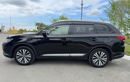 Mitsubishi Outlander III рестайлинг 3, 2020 год, 2 550 000 рублей, 2 фотография